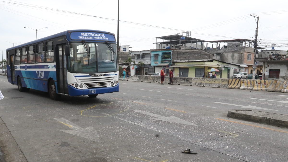 Bus del sistema Metrovía presuntamente estaría involucrado en el siniestro.