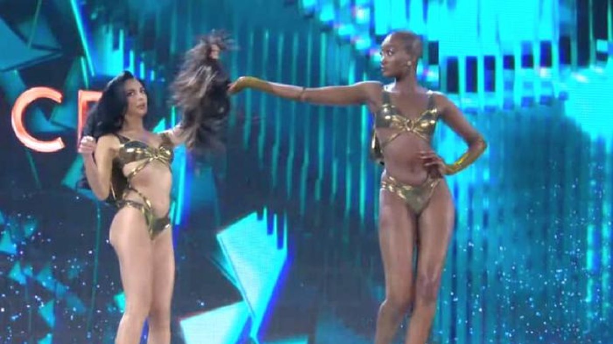 Safiétou Kabengele durante su paso por la pasarela del Miss Grand 2024.