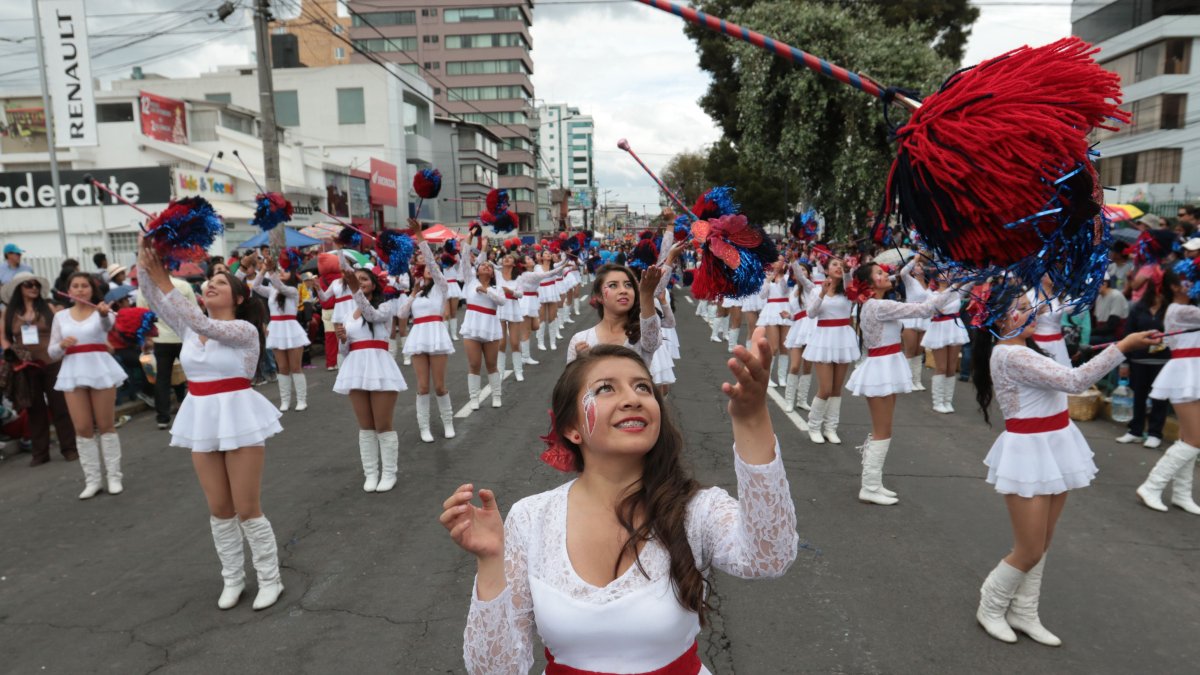 Alumnas del colegio Quito durante el desfile de la confraternidad por las fiestas de la capital en la Av. de Los Shyris.