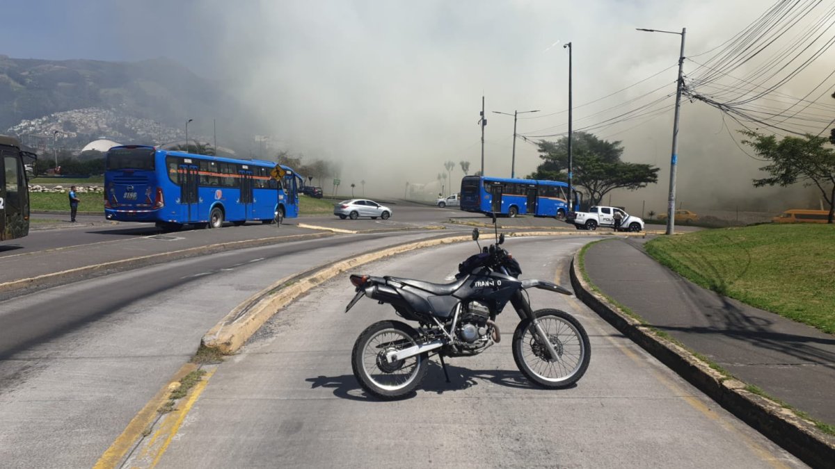 Un incendio forestal en el sector del redondel de Cumandá obligó a cerrar el paso en sentido sur - norte de Quito.