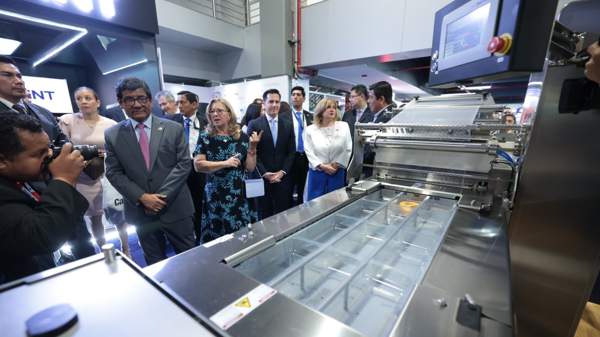 Feria. El ministro de Producción, Luis Jaramillo, recorriendo la Aqua Expo 2024.