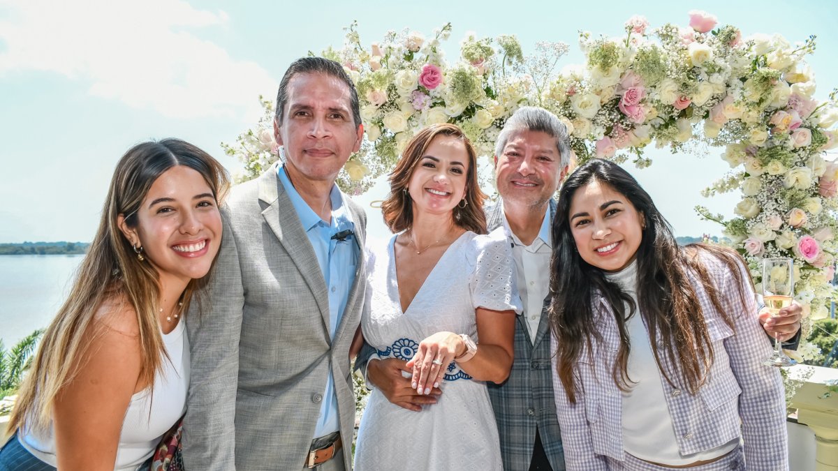Los novios con el equipo de trabajo de la funcionaria, Natalia Guim, Mauricio Ceballos y Alejandra Echeverría.