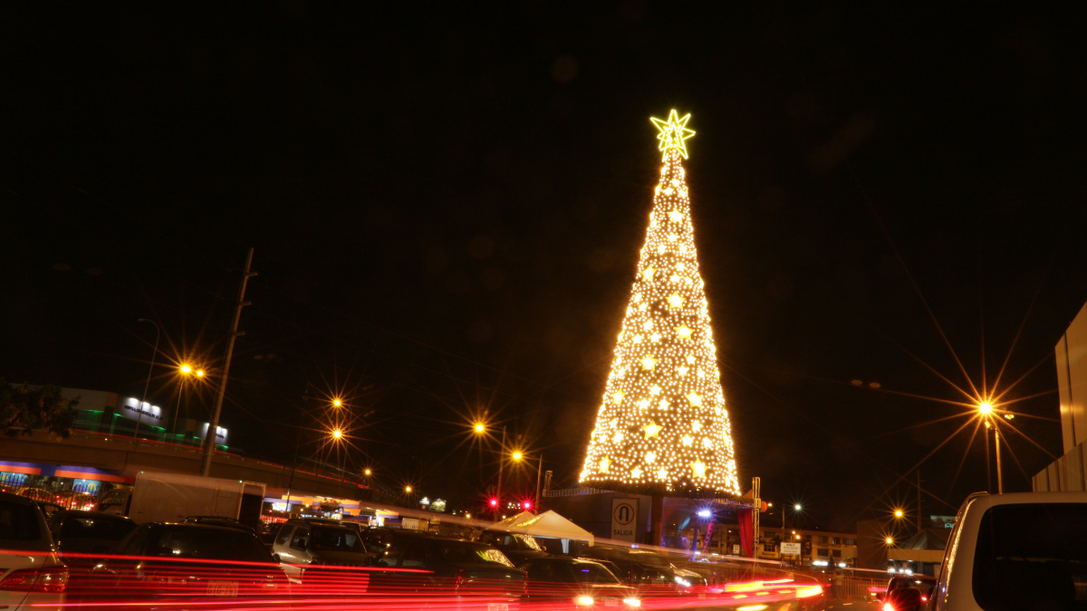 El árbol de Navidad en Policentro se ha convertido en un símbolo de la temporada navideña en Guayaquil.