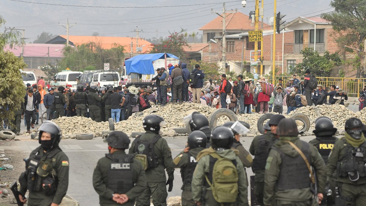 Un gran operativo policíal se ejecuta para intervenir en los diferentes bloqueos que cortan las carreteras.