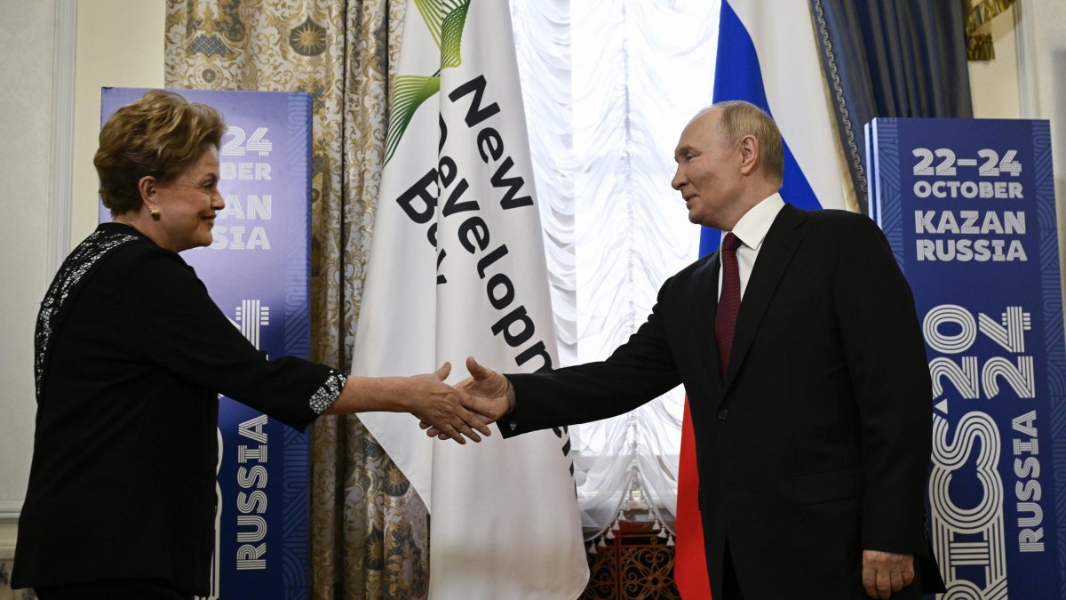 El Presidente de Rusia, Vladimir Putin, se reúne con Dilma Rousseff, Presidenta del Nuevo Banco de Desarrollo y expresidenta de Brasil, al margen de la Cumbre de los BRICS.