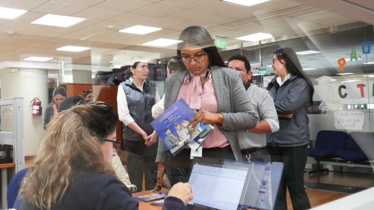 Clientes. Personas se asesoran para comprar un seguro para casa.