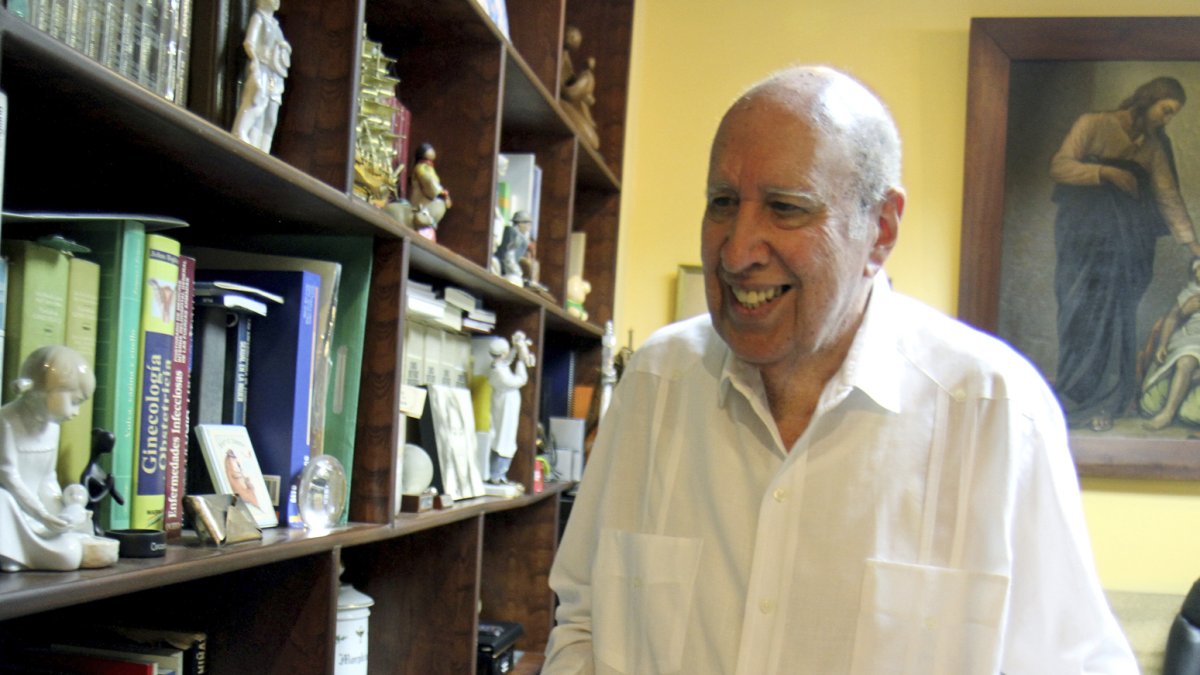 GINECÓLOGO - OBSTETRA, EN LA CLINICA KENNEDY LABORA HACE 34 AÑOS.