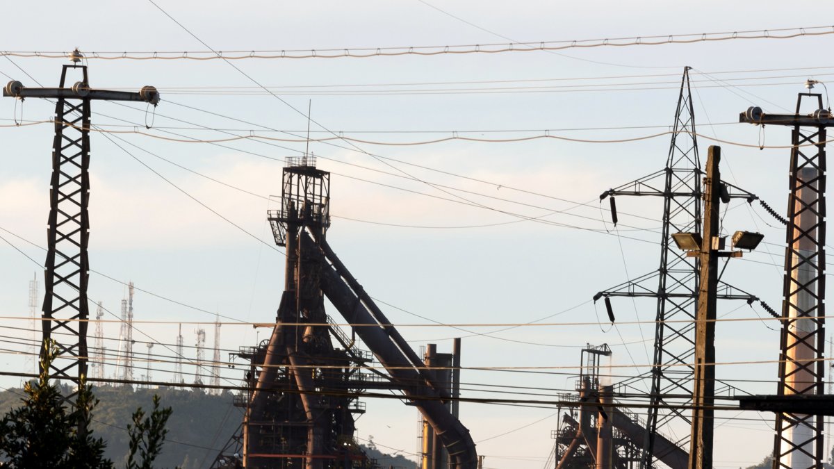Industria.- El interior de la empresa Siderúrgica Huachipato, en Talcahuano (Chile).