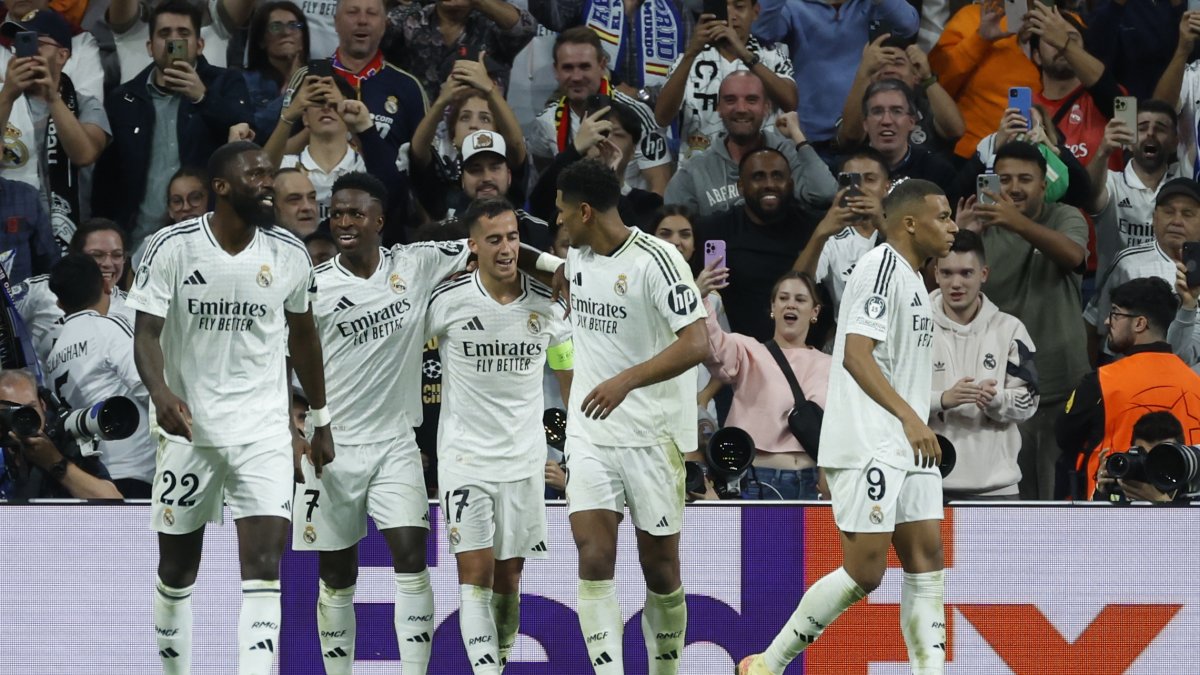 El defensa del Real Madrid Lucas Vázquez (c) celebra su gol, tercero del equipo blanco, durante el encuentro de Champions League ante Borussia Dortmund, en el estadio Santiago Bernabéu
