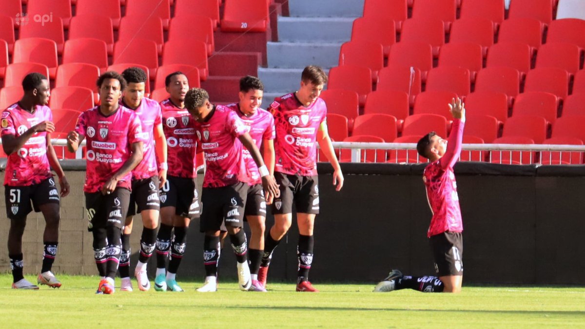 Independiente del Valle venció a Universidad Católica con gol de Michael Hoyos (d)