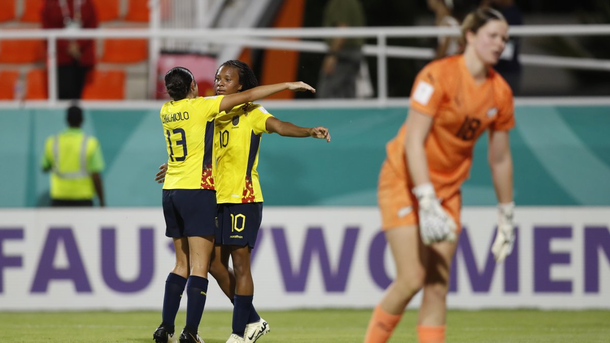 Jugadoras de Ecuador celebran la victoria ante Nueva Zelanda en la Copa Mundial Femenina sub-17 en el estadio Cibao en Santiago de los Caballeros (República Dominicana)