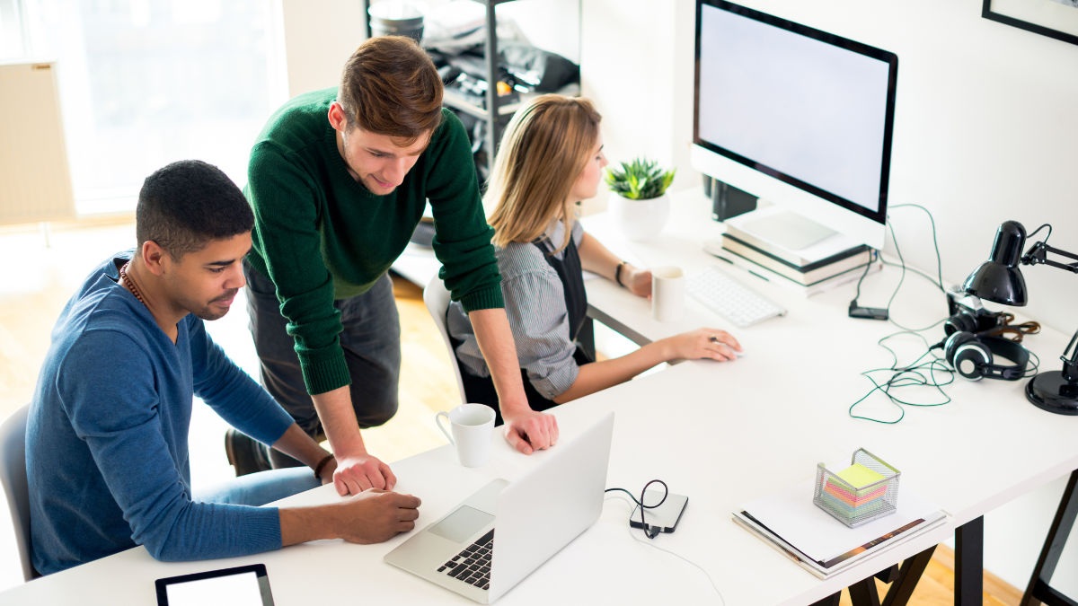 Referencial. Empleados cumpliendo con su jornada laboral.