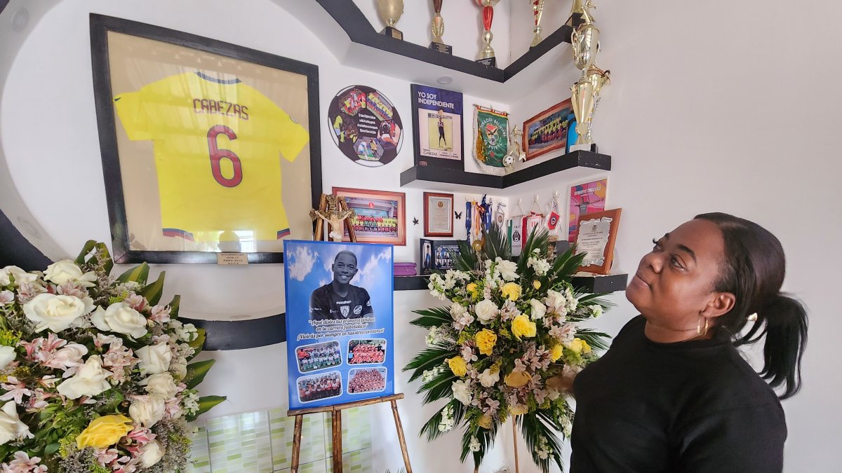 Janaira Simisterra junto al altar que tiene en su casa dedicado a su hijo Roberto Cabezas.