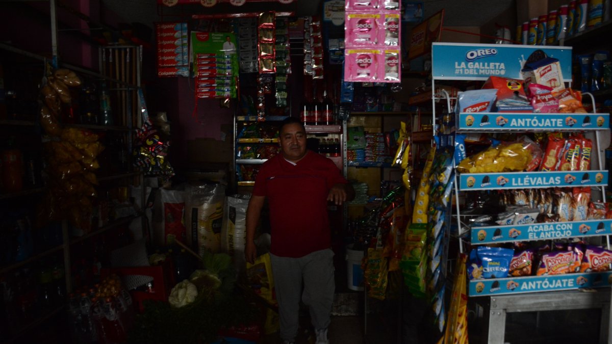 Viviendas y locales de negocios se ven afectados por los cortes de luz imprevistos en distintos sectores de Quito.