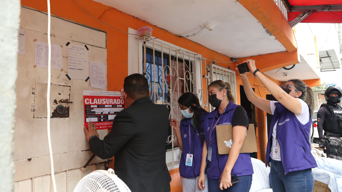 Clausuran tres clínicas clandestinas de rehabilitación de adicciones en Guayaquil.