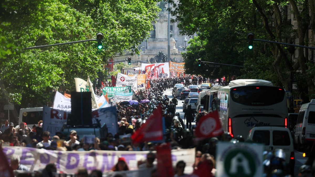 Trabajadores de la salud argentinos participan en una marcha rumbo a la Casa Rosada (sede del Ejecutivo) este martes, en Buenos Aire (Argentina).