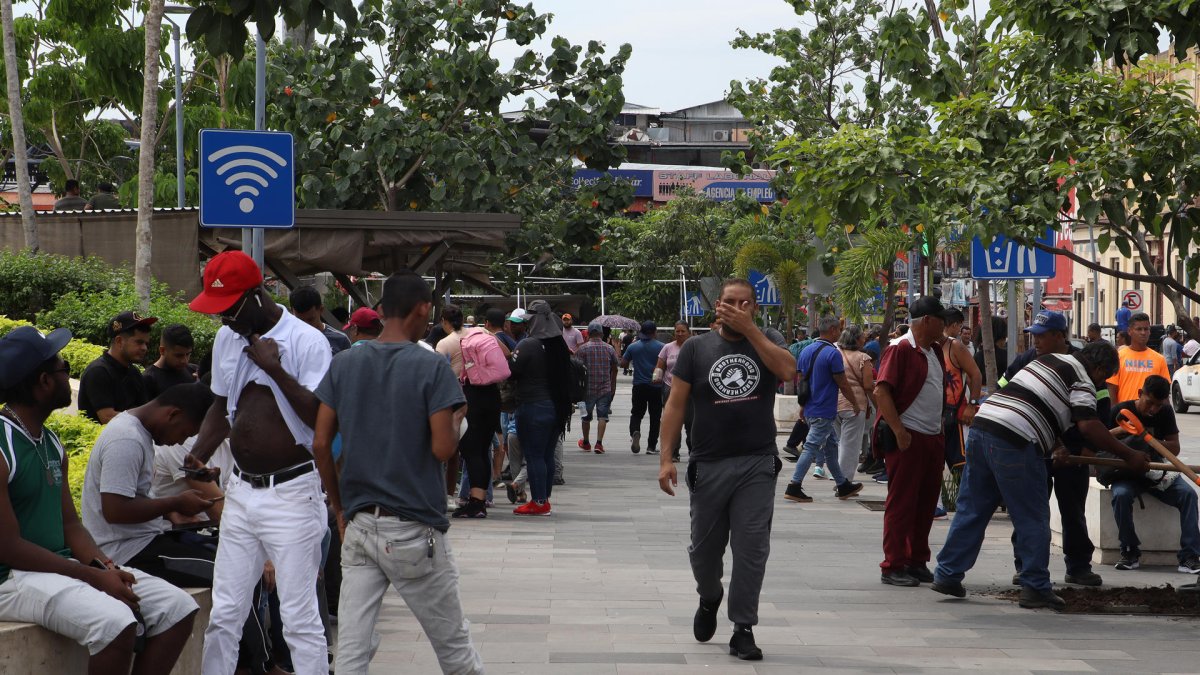 Migrantes permanecen este miércoles en las principales plazas públicas y calles del municipio de Tapachula en el estado de Chiapas (México).