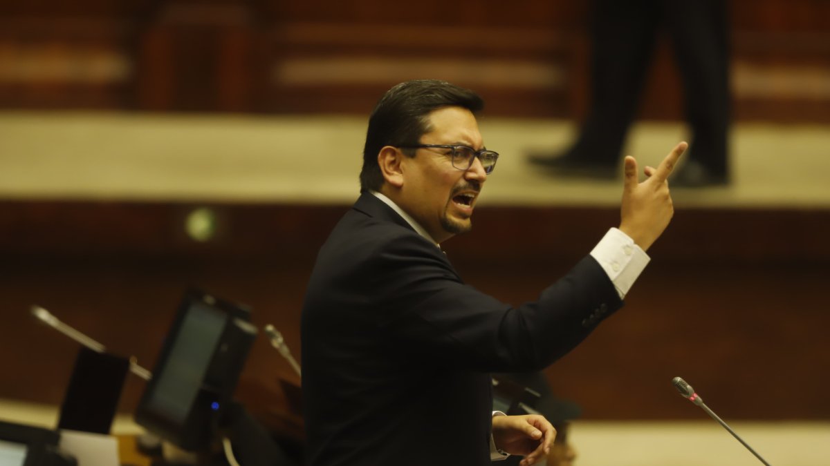 Leonardo Berrezueta, asambleísta en su derecho a la réplica.