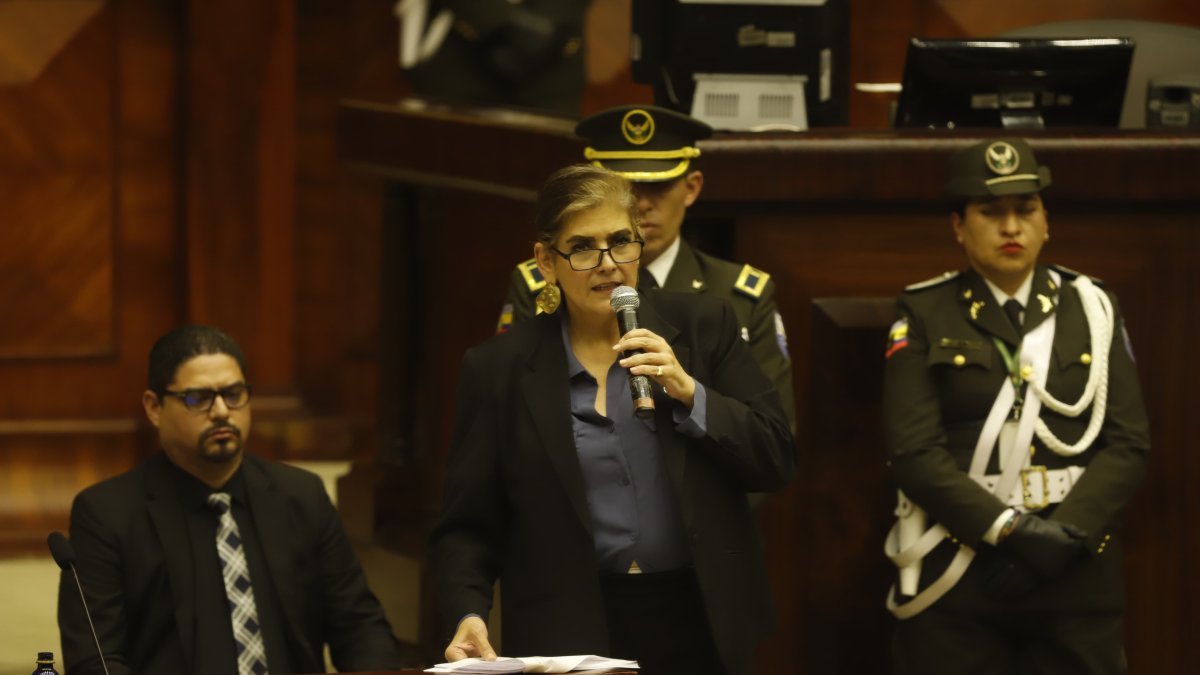 Mónica Palencia termina su interpretación en el pleno de la Asamblea.