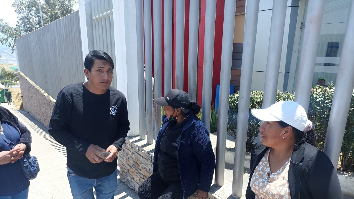 Píllaro. Los familiares esperan fuera del centro forense