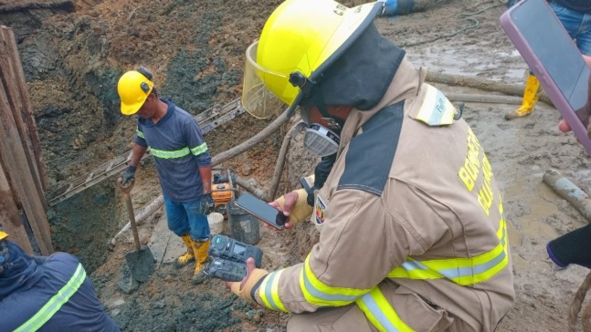 Afectación. Personal técnico de la concesionaria Interagua mientras reparaban la fuga en Mi Lote.