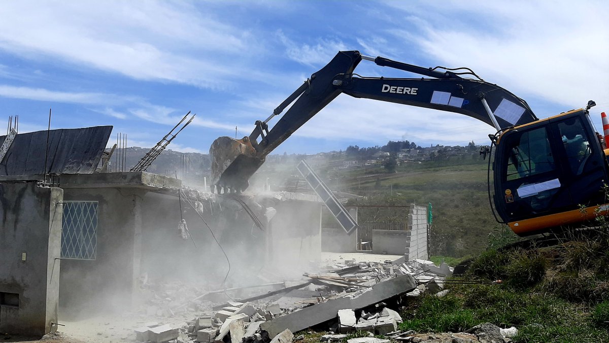 Demolición. La construcción ilegal estaba ubicada en zona de riesgo.