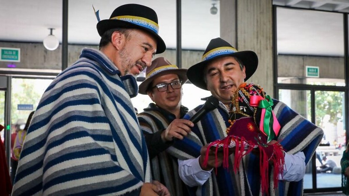 Pabel Muñoz recibió el poncho y otros obsequios de manos del alcalde de Latacunga.