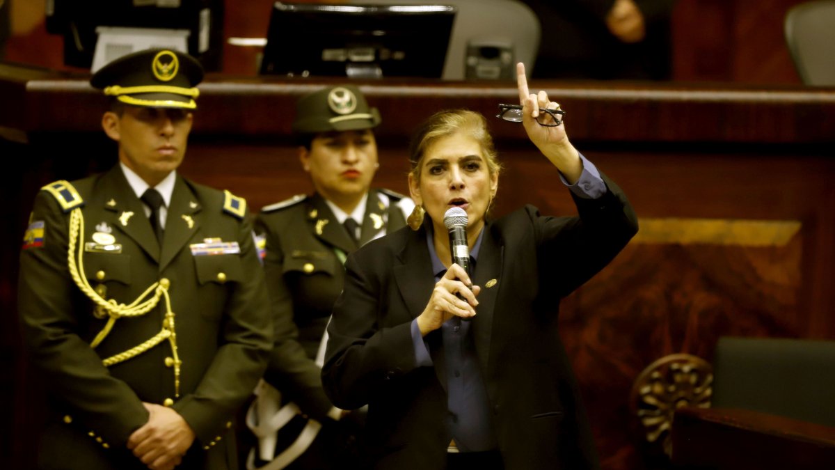 Defensa. La ministra del Interior, Mónica Palencia, tuvo tres horas para rebatir a los interpelantes.