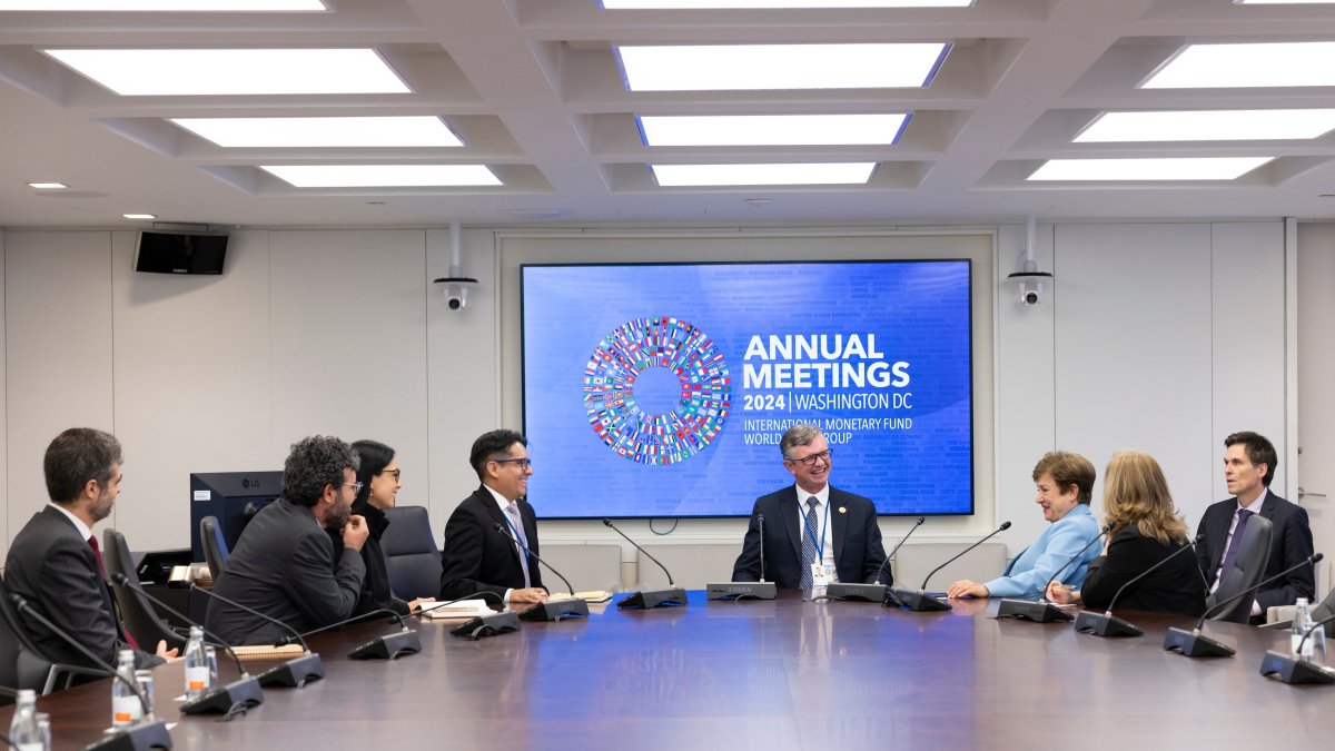 El ministro de Economía y Finanzas, Juan Carlos Vega, se reunió con organismos multilaterales.
