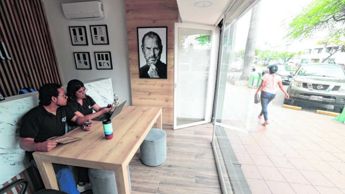 Cortes. Una pequeña empresa abre sus puertas para aprovechar la luz del día, ante los apagones.