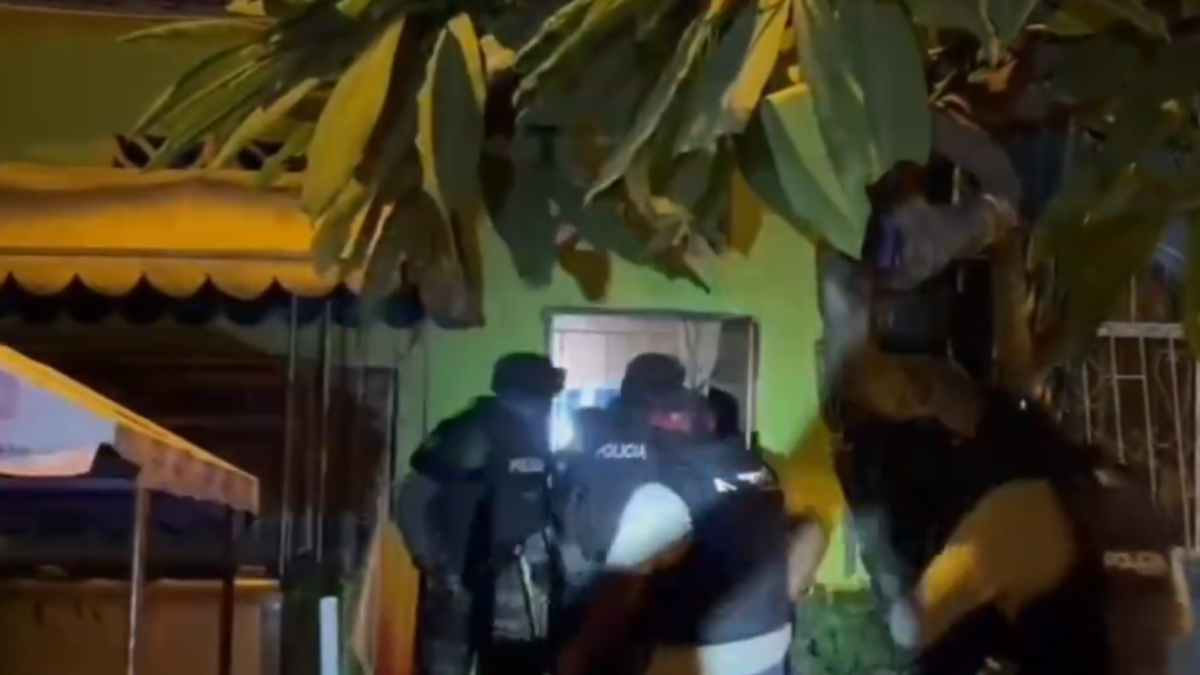 Agentes policiales durante las intervenciones.