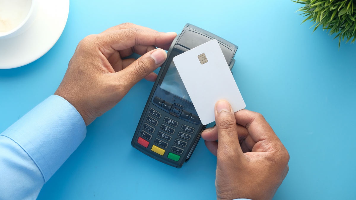 Aprende cómo evitar fraudes y mantener tu información financiera segura con medidas simples y efectivas.