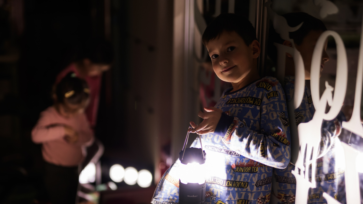 Referencial. Ecuatorianos se han tenido que adaptar a las dificultades que conlleva experimentar apagones diarios.