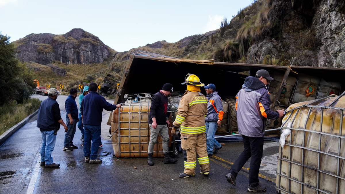 El camión transitaba con 14 canecas de 300 galones de combustible por el Parque Nacional Cajas.