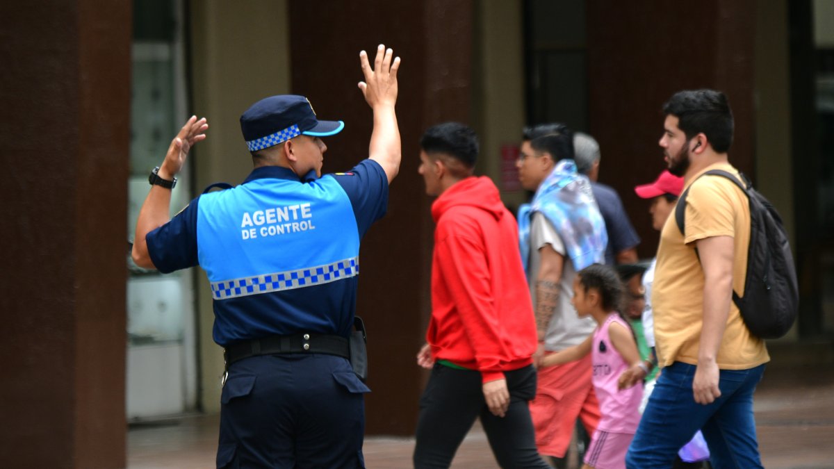 Un agente metropolitano en una calle del centro de Guayaquil.