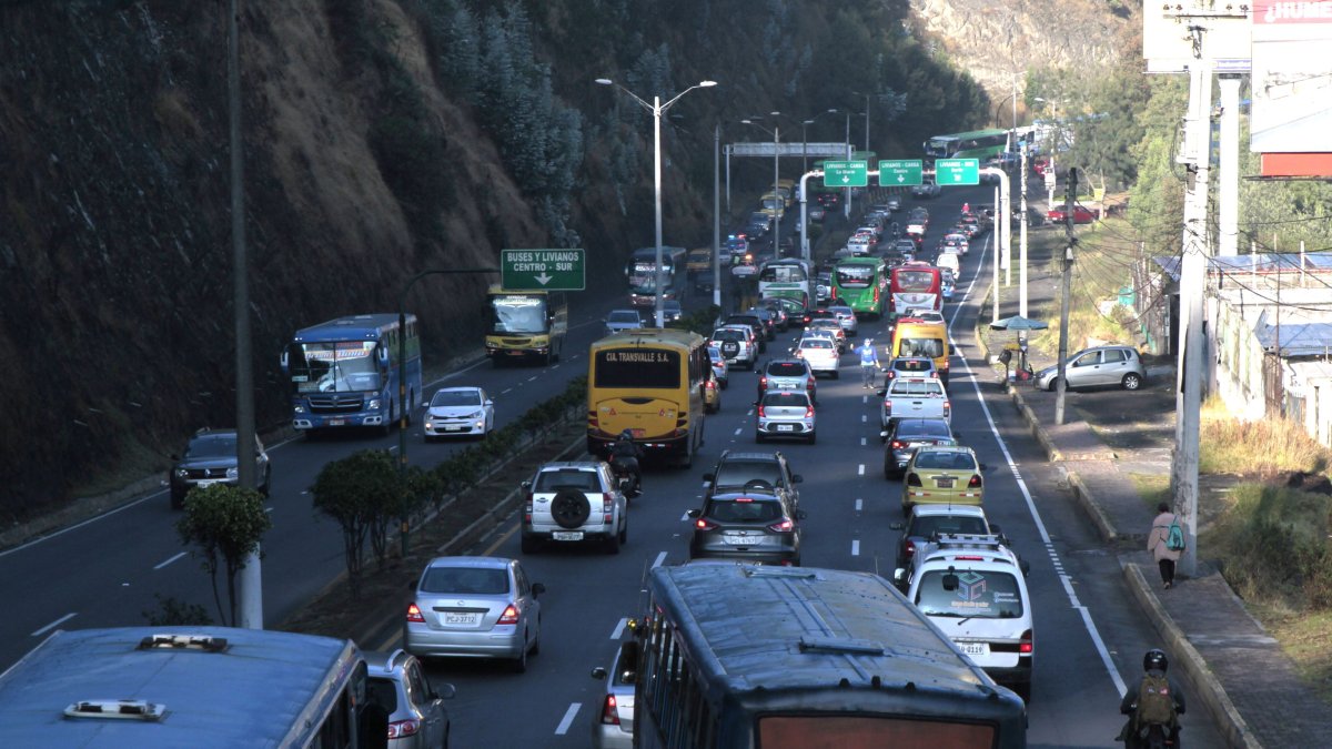 La medida está vigente para autos y motos. No aplica para personas con discapacidad o de la tercera edad.