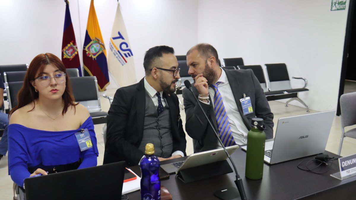 Juan Esteban Guarderas, junto a su abogado, asistieron a la audiencia por la denuncia contra Verónica Abad, por presunta infracción electoral de campaña anticipada.