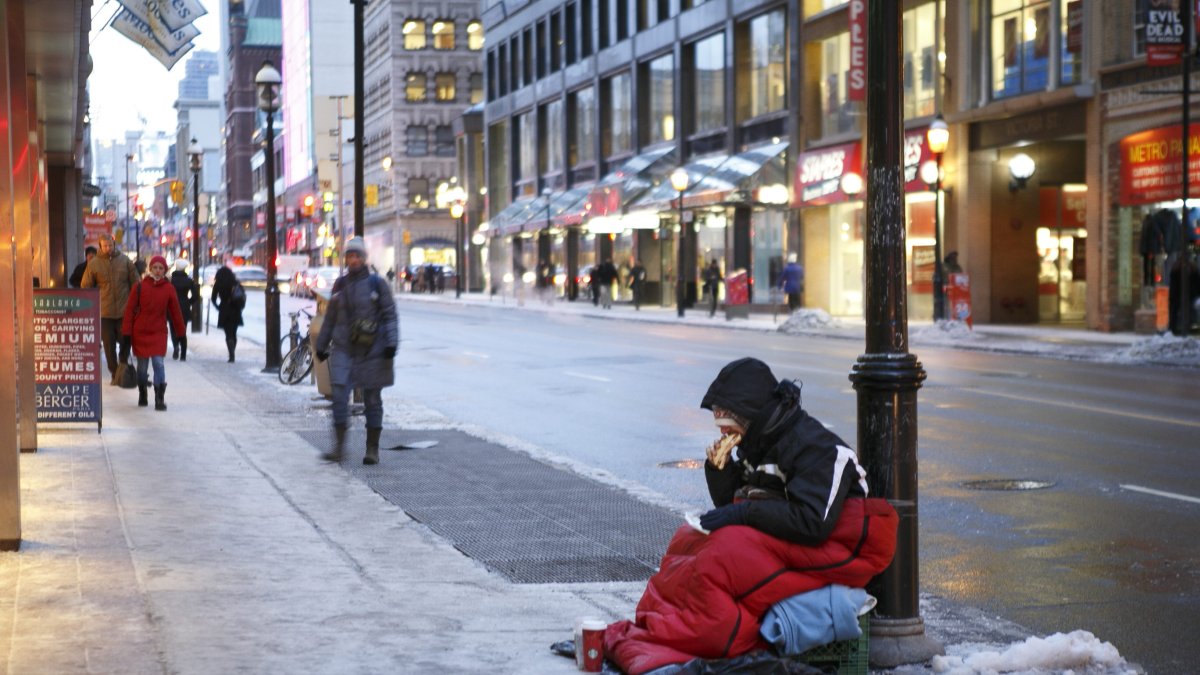 Una mujer aguanta frío en una calle de la ciudad canadiense de Toronto.