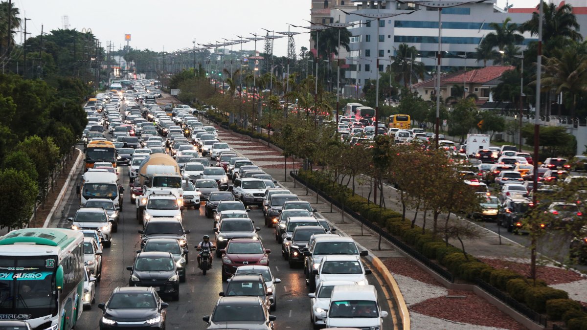 1. Vía principal. La avenida Samborondón se ve constantemente congestionada. Esta es la única vía que conecta a toda La Puntilla.