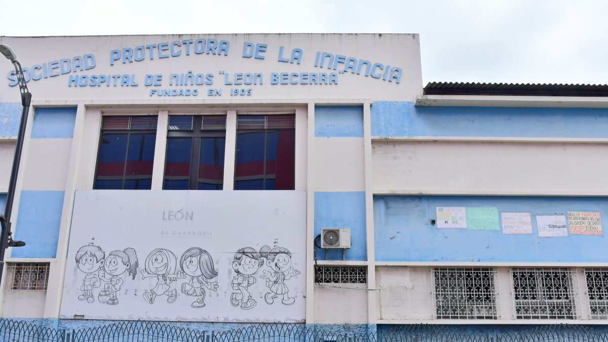Fachada del hospital León Becerra, situado en el sur de Guayaquil.
