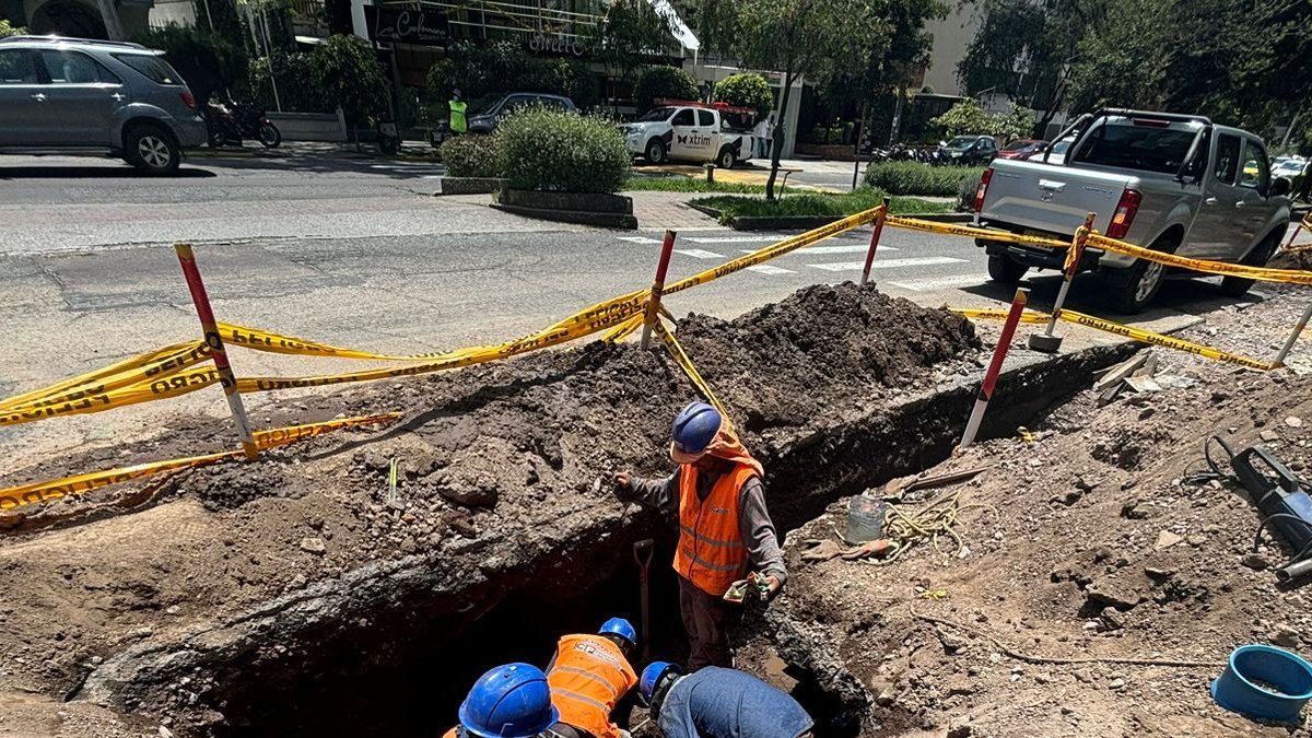 En la la avenida González Suárez se hicieron dos empalmes en la red de distribución.