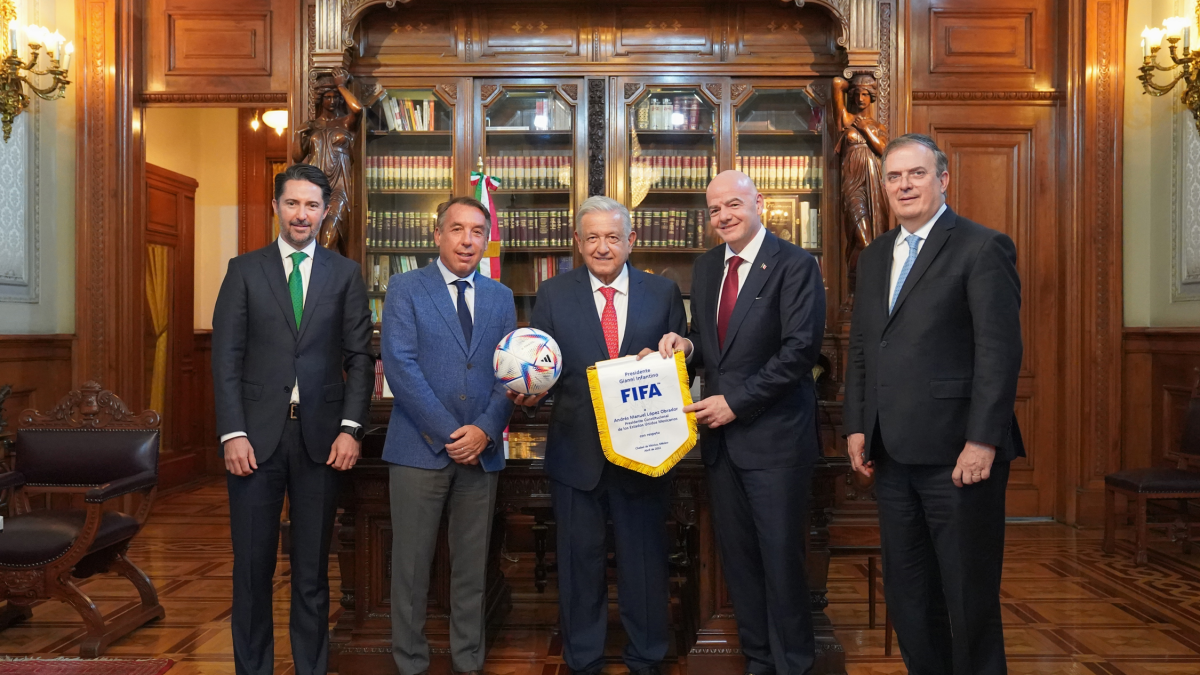 Emilio Azcárraga (segundo de derecha a izquierda), presidente de Grupo Televisa, junto a Manuel López Obrador, expresidente de México y Gianni Infantino, presidente de la FIFA. Se reunión en 2022
