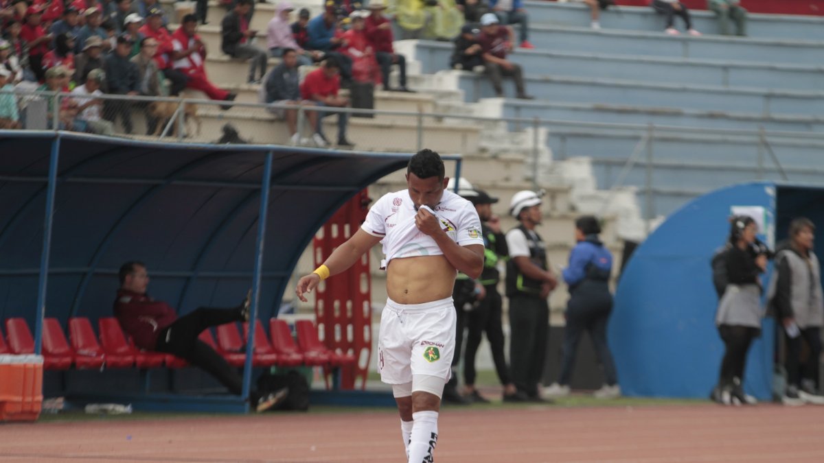 Ángel Gracia, jugador de Mushuc Runa, y su molestia tras salir expulsado debido a un polémico festejo en el gol que le marcó a su exequipo, El Nacional.
