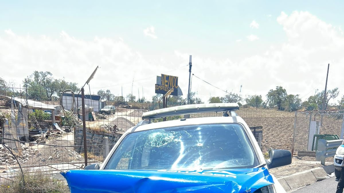 En fotografías se observa los impactos de bala que tiene el patrullero.