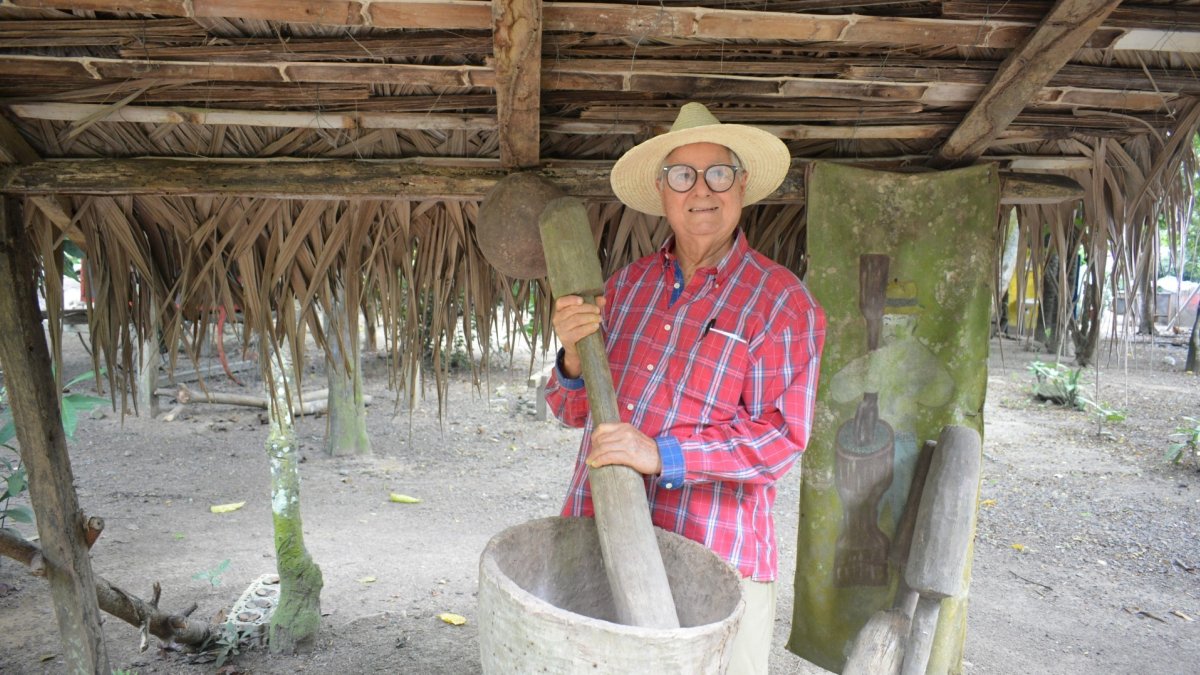 Eumeny Candelario Álava Parraga, de 77 años, se inspira en el campo para crear sus amorfinos.