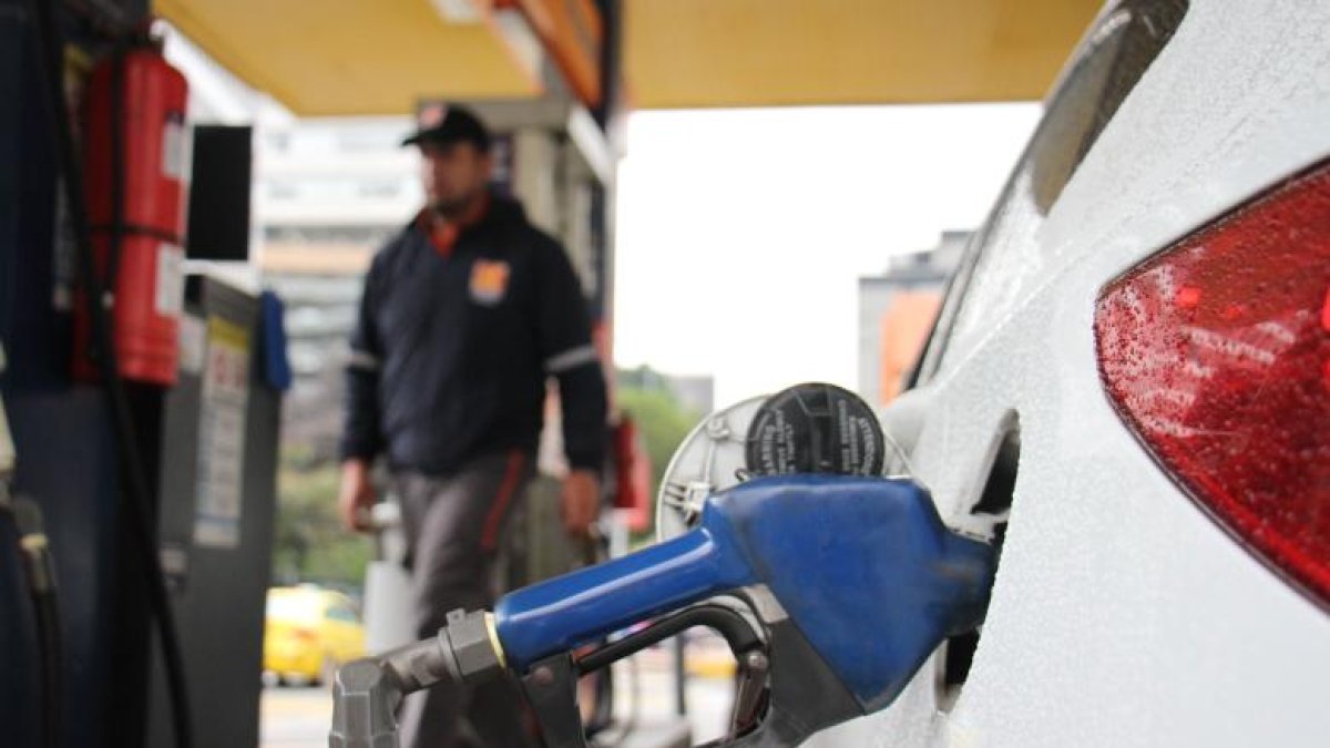 Carchi establece horarios para distribución de combustible a comerciantes.