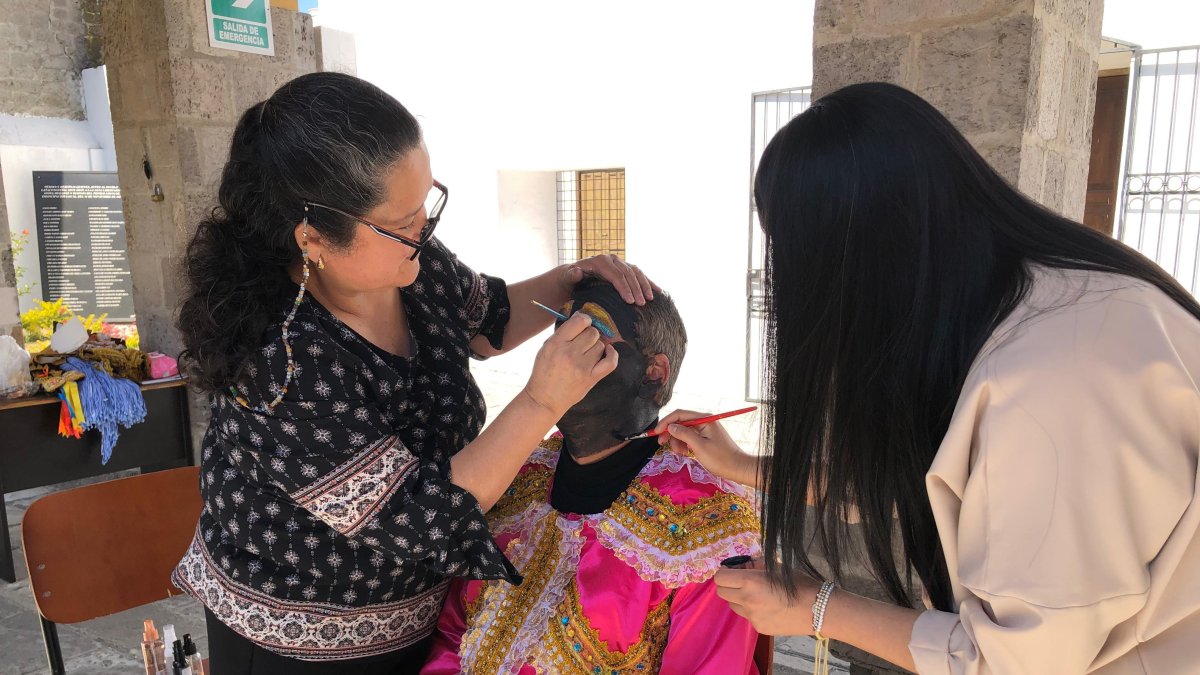 En el proceso del maquillaje de la Mama Negra para tomarse la foto oficial.