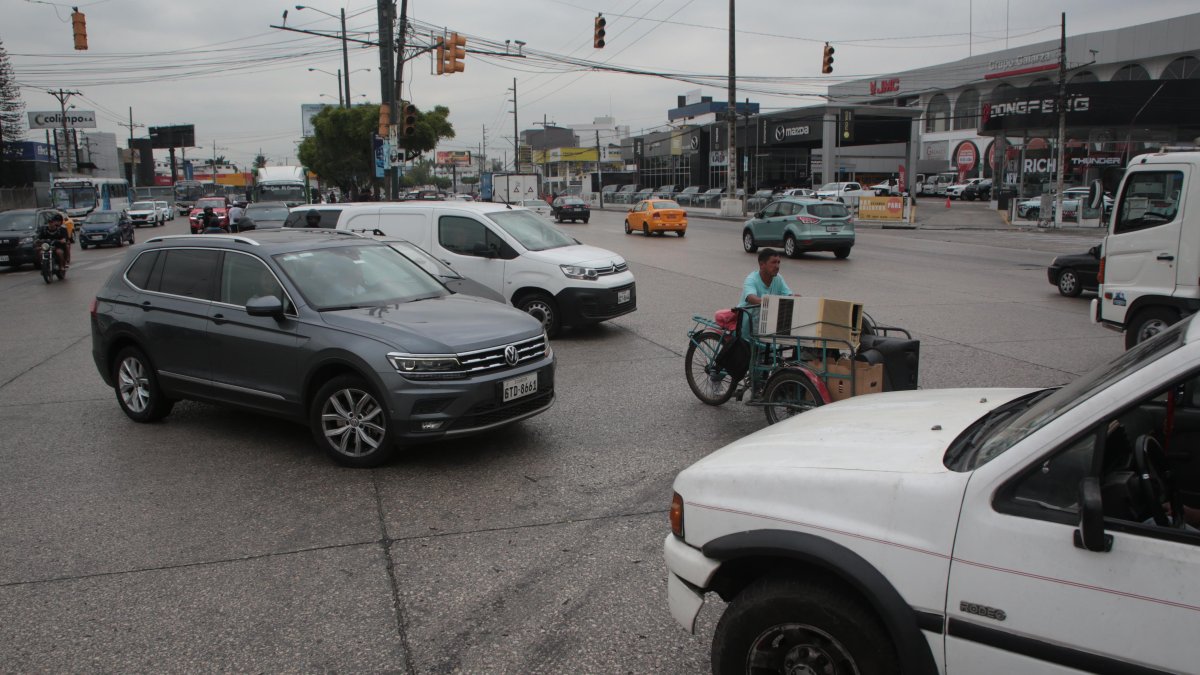 En la av. Juan Tanca Marengo, hasta los triciclos tienen que adaptarse al caos vehicular.