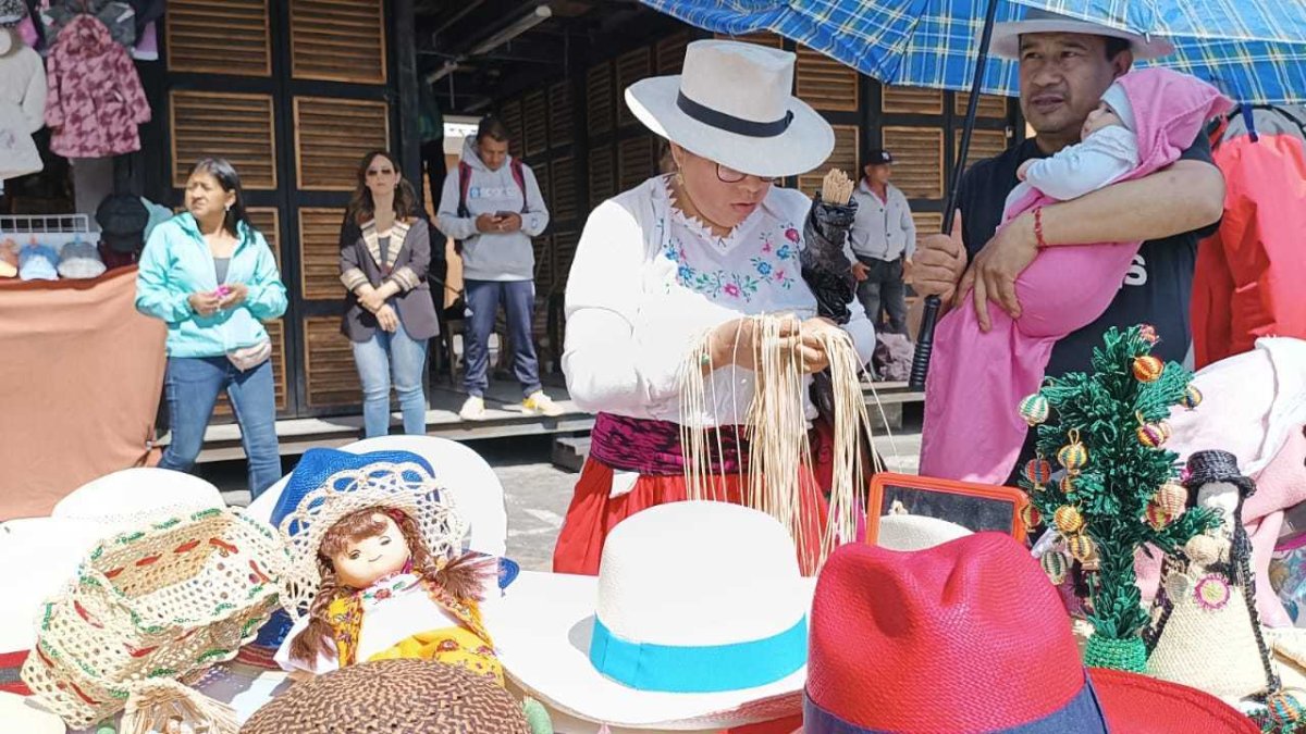 Durante el festival 'Warmi Rural' las mujeres toquilleras exhibirán el tejido del sombrero.