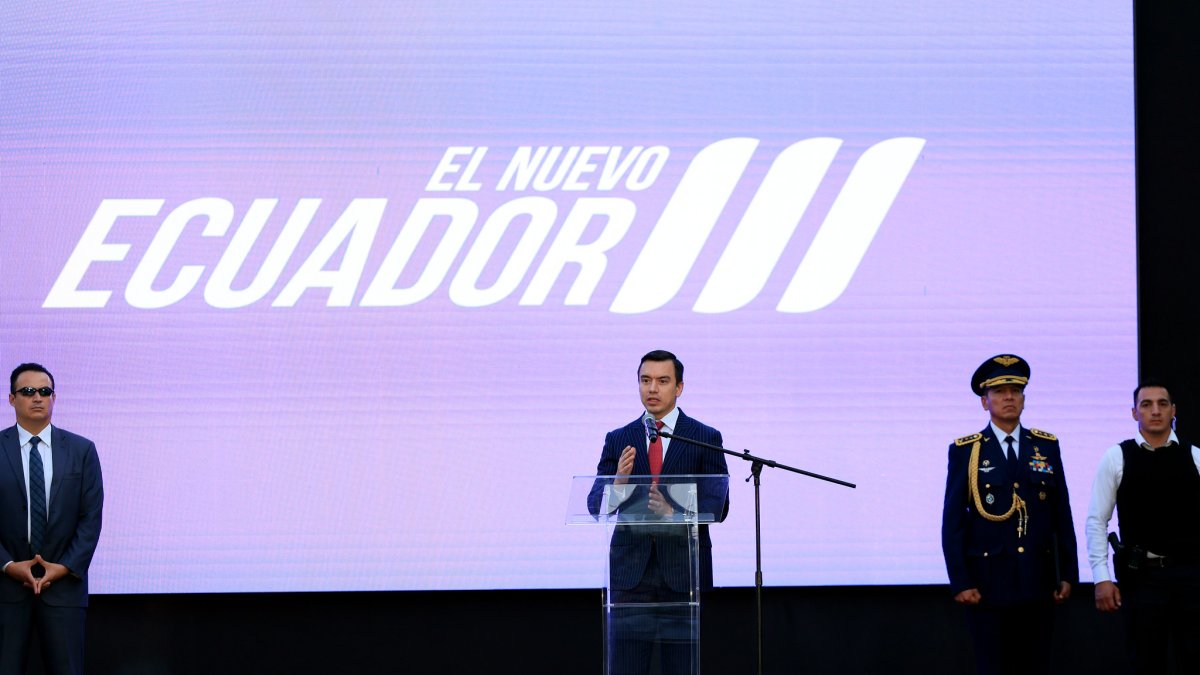 Los presidenciables cuestionan el manejo de Daniel Noboa ante la crisis.